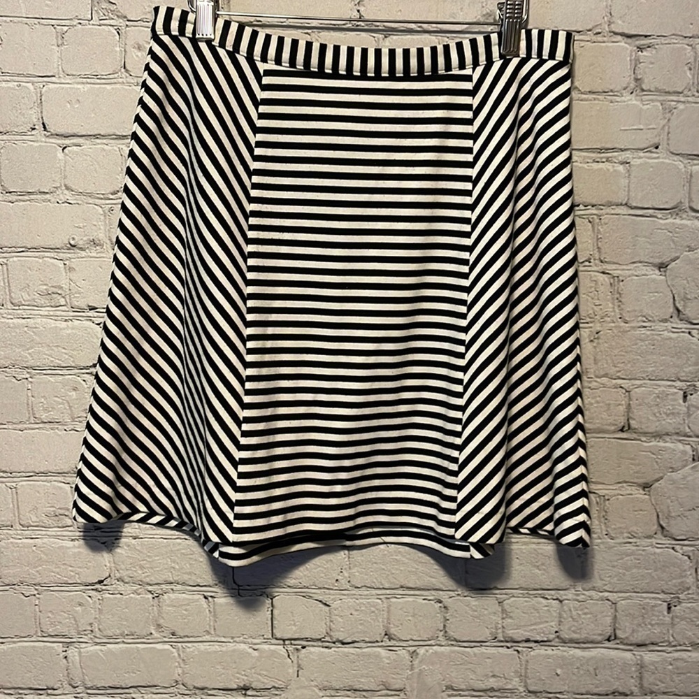 𝅺michael Kors Stripped Skirt Size 10 Black and White Striped